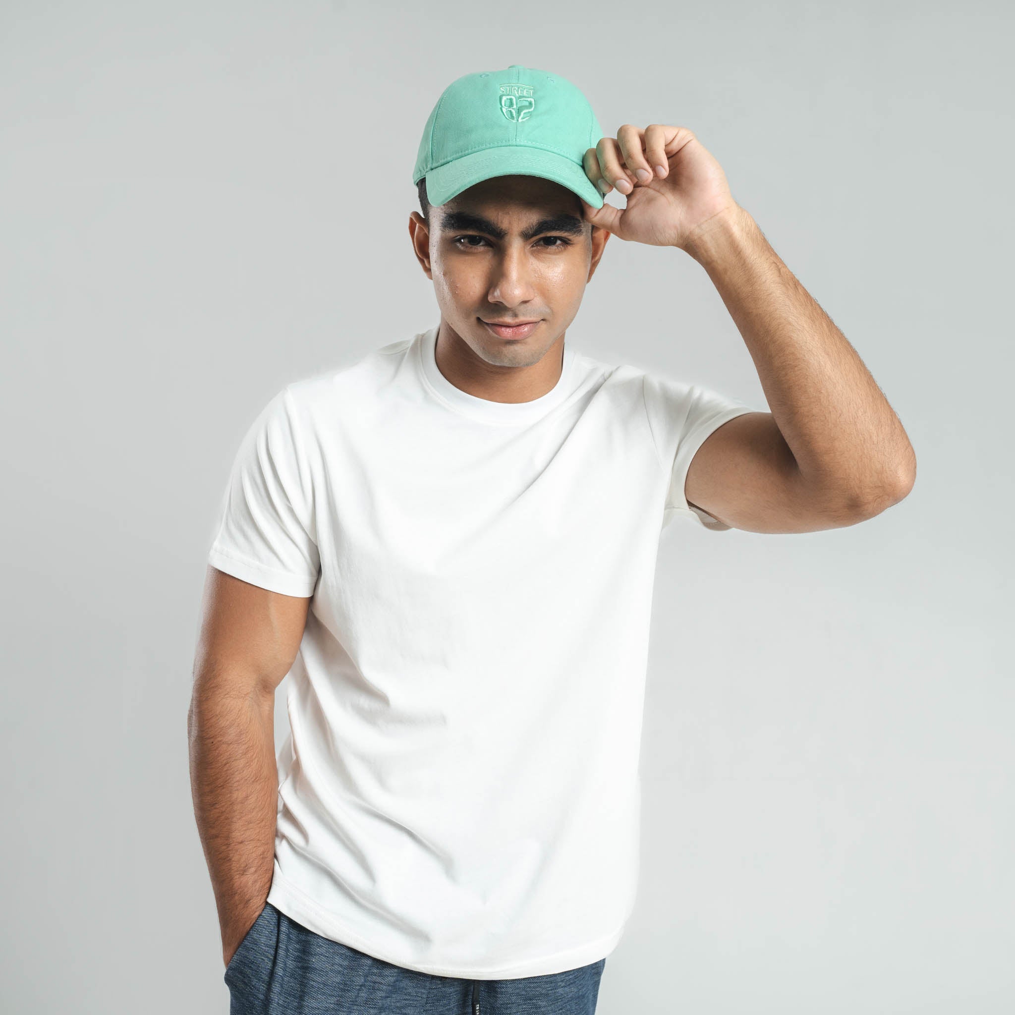 Plain White crew neck essential t-shirt